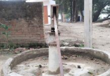 ग्रामीणों की प्यास बुझाने वाला हैंडपंप खुद अपनी प्यास बुझाने में असमर्थ