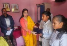 भाजपा नेत्री रेनू सिंह ने विद्यालय में वितरित किए स्वेटर
