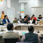 जनपद रायबरेली एसपी डॉक्टर यशवीर सिंह ने पुलिसकर्मी की पत्नी को सौंपा 20 लाख का चेक