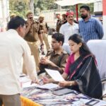 थाना दिवस पर हरचंदपुर में डीएम-एसपी ने सुनी लोगों की फरियाद