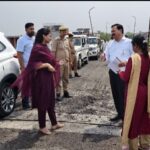 डीएम ने आई०टी०आई० से बालापुर तक बनाई जा रही सड़क का किया निरीक्षण