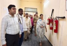 डीएम ने राजनैतिक दलों के प्रतिनिधियों के साथ ईवीएम/वीवीपैट वेयर हाउस का किया निरीक्षण