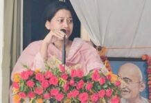 राष्ट्रपिता गांधी और शास्त्री जी के जीवन से लें प्रेरणा : डीएम