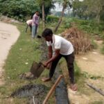 संचारी रोग नियन्त्रण अभियान के तहत ग्राम पंचायत में चलाया जा रहा स्वच्छता अभियान