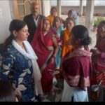 घर गिराए जाने से बेघर हुए सोनकर परिवार की महिलाएँ पहुँचीं सहायता के लिए, कमला फ़ाउंडेशन की अध्यक्ष पूनम सिंह ने बढ़ाया मदद का हाथ