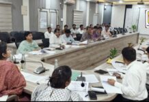 डीएम की अध्यक्षता में विकास योजनाओं की समीक्षा बैठक सम्पन्न
