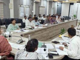 डीएम की अध्यक्षता में विकास योजनाओं की समीक्षा बैठक सम्पन्न