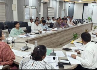 डीएम की अध्यक्षता में विकास योजनाओं की समीक्षा बैठक सम्पन्न