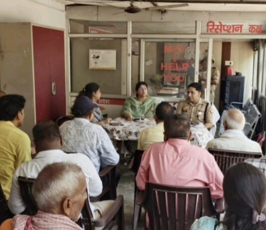 जनपद रायबरेली डीएम-एसपी ने थाना दिवस पर सुनी लोगों की शिकायतें