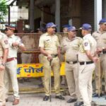 मुंबई के कोलाबा स्थित नेवी नगर में नौसेना के एक कर्मचारी और उसके परिवार के तीन सदस्यों की मौत से सनसनी फैल गई।