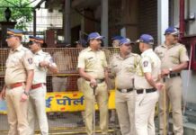 मुंबई के कोलाबा स्थित नेवी नगर में नौसेना के एक कर्मचारी और उसके परिवार के तीन सदस्यों की मौत से सनसनी फैल गई।