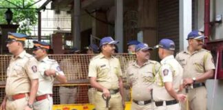 मुंबई के कोलाबा स्थित नेवी नगर में नौसेना के एक कर्मचारी और उसके परिवार के तीन सदस्यों की मौत से सनसनी फैल गई।