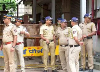 मुंबई के कोलाबा स्थित नेवी नगर में नौसेना के एक कर्मचारी और उसके परिवार के तीन सदस्यों की मौत से सनसनी फैल गई।