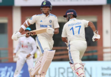 डार्विन में खेले जा रहे पहले टेस्ट मैच में पहले दिन बांग्लादेश के गेंदबाजों ने कमाल का प्रदर्शन किया।