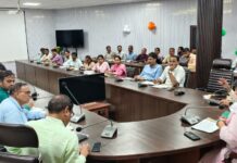 भूमि अधिग्रहण, मुआवजा वितरण एवं क्षतिग्रस्त सड़कों के पुनर्निर्माण में तेजी लाने के दिए निर्देश