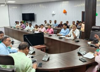 भूमि अधिग्रहण, मुआवजा वितरण एवं क्षतिग्रस्त सड़कों के पुनर्निर्माण में तेजी लाने के दिए निर्देश