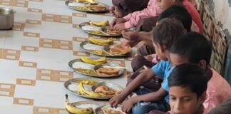 जिलाधिकारी की पहल पर प्राथमिक विद्यालय सीवन में आयोजित हुआ तिथि भोज
