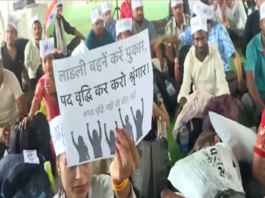 आंदोलनकारियों का दावा है कि सरकारी स्कूलों में शिक्षकों के हजारों पद खाली हैं।