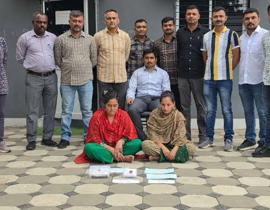 गुजरात पुलिस ने कई राज्यों में चोरी की घटनाओं को अंजाम देने वाली दो महिलाओं को गिरफ्तार किया है