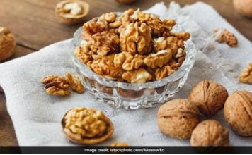 अखरोट भले ही छोटा मेवा है लेकिन ये सेहत के लिए बहुत फायदेमंद होता है।