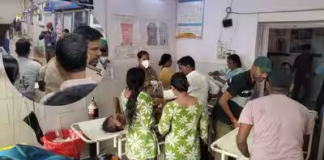 लखीसराय के अशोक धाम मंदिर में आज सोमवार को लेकर काफी भीड़ थी।