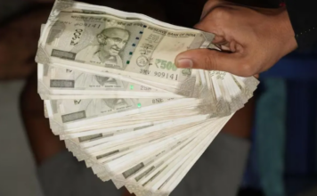 रेगुलर बैंकों की तुलना में स्मॉल फाइनेंस बैंक अपने ग्राहकों को ज्यादा ब्याज देते हैं।