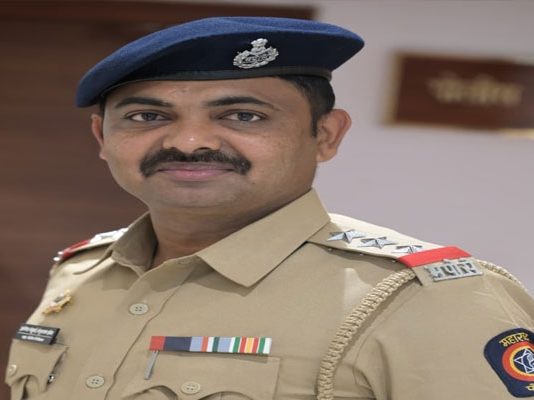 महाराष्ट्र के नागपुर में गिट्टीखदान पुलिस क्वार्टर में 35 वर्षीय सहायक उपनिरीक्षक ने ड्यूटी से लौटने के बाद फंदे से लटककर आत्महत्या कर ली