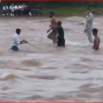 धौलपुर में दमोह झरने के पास पानी का स्तर अचानक बढ़ने से फंसे युवकों को बचाया गया।