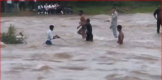 धौलपुर में दमोह झरने के पास पानी का स्तर अचानक बढ़ने से फंसे युवकों को बचाया गया।