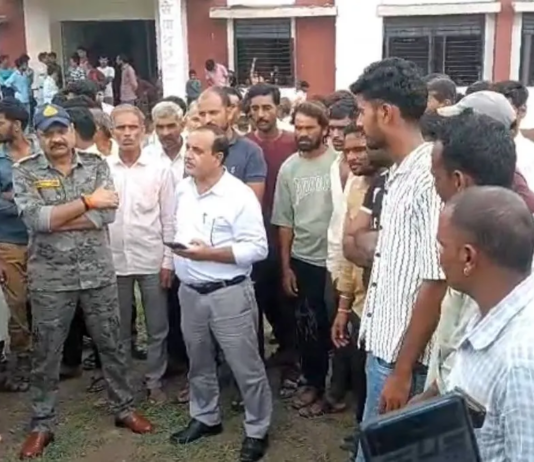 गुना के एक सरकारी स्कूल में छात्राओं को पेशाब पिलाने का मामला सामने आया है