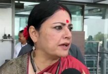 मंत्री अग्निमित्रा पॉल ने मीटिंग में अफसरों को उनके इलाके में बनीं अवैध इमारतों के वीडियो दिखाए और पूछा कि जब ये बिल्डिंग बन रही थीं,