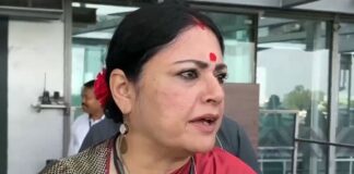 मंत्री अग्निमित्रा पॉल ने मीटिंग में अफसरों को उनके इलाके में बनीं अवैध इमारतों के वीडियो दिखाए और पूछा कि जब ये बिल्डिंग बन रही थीं,