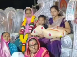 अस्पताल से छुट्टी मिलने के बाद नवजात बच्ची का उसकी मां के साथ घर पर जोरदार स्वागत किया गया।