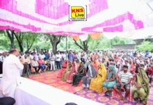 जलभराव प्रभावित गांवों में पहुंचे उद्यान मंत्री दिनेश प्रताप सिंह राहत सामग्री वितरित कर लिया जमीनी हालात का जायजा अधिकारियों को राहत एवं बचाव कार्यों में तेजी लाने के दिए निर्देश