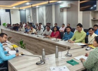 डीएम ने कौशल विकास मिशन के अन्तर्गत जनपद में संचालित निजी एवं राजकीय प्रशिक्षण प्रदाताओं की प्रगति की समीक्षा की