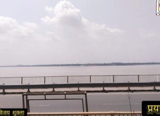 जलप्रलय की आहट: प्रयागराज के संगम तट पर माँ गंगा और यमुना ने धारण किया विकराल रौद्र रूप, निचले इलाकों में अलर्ट