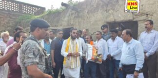 अति-वृष्टि प्रभावित क्षेत्रों में पहुँचे मा० मंत्री मनोज कुमार पाण्डेय, प्रभावित परिवारों को सहायता किट एवं राशि का किया वितरण
