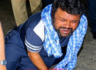 फायरिंग के दौरान पैर में गोली लगी, जबकि साथी आशीष साहू भी घायल हुआ। दोनों अस्पताल में भर्ती हैं।