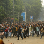 यह कदम तब उठाया गया है, जब सोशल मीडिया पर कई ऐसे वीडियो सामने आए, जिनमें फरहत कैंपस में हुई
