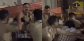 सोशल मीडिया पर एक वीडियो वायरल हो रहा है, जिसमें एक पुलिसकर्मी को युवक की लाठी से पिटाई करते देखा जा सकता