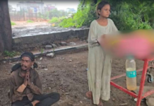 यूपी के झांसी से एक मार्मिक तस्वीर सामने आई है, जहां पत्नी की मौत का सदमा झेल रहे