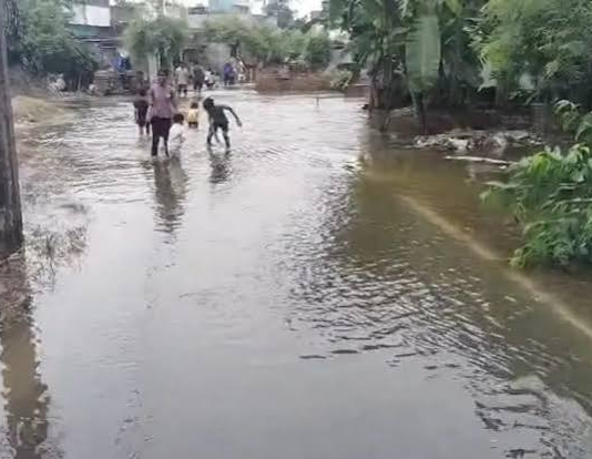 बिहार के वैशाली जिले के हाजीपुर में गंडक नदी का रिंग बांध देर रात अचानक टूट गया