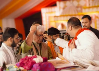 श्री शिव महापुराण कथा में राजनीतिक दिग्गजों का जमावड़ा, लाखों की भीड़ के बीच बढ़ा सियासी तापमान