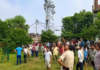 पटना में एक महिला प्रेमी के साथ रहने की जिद करते हुए मोबाइल के टावर पर चढ़ गई।