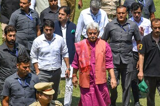 जम्मू-कश्मीर में पीएचई विभाग के 61 हजार से ज्यादा कर्मचारियों ने अपनी मांगों को लेकर प्रदर्शन किया.