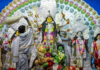 पश्चिम बंगाल में दुर्गा पूजा के पंडाल इस बार धार्मिक आस्था के साथ बदलते राजनीतिक समीकरणों के भी गवाह बन रहे
