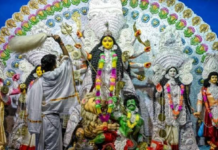 पश्चिम बंगाल में दुर्गा पूजा के पंडाल इस बार धार्मिक आस्था के साथ बदलते राजनीतिक समीकरणों के भी गवाह बन रहे