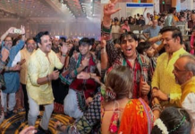 सोशल मीडिया पर इन दिनों रवि किशन का एक वीडियो काफी वायरल हो रहा है। इस वीडियो में रवि किशन को गरबा खेलते हुए दिखाया गया