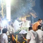 गुरुवार को पुणे ग्रामीण के डोंजे गांव में नाना पाटेकर का अंतिम संस्कार किया गया