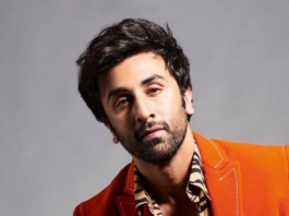 सोशल मीडिया पर इन दिनों रणबीर कपूर का एक वीडियो काफी वायरल हो रहा है। इसमें वे एक इजिप्टियन फैन संग सेल्फी लेते दिख रहे